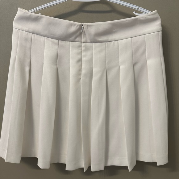 Beautiful white pleated skirt by Nisse - Picture 2 of 8